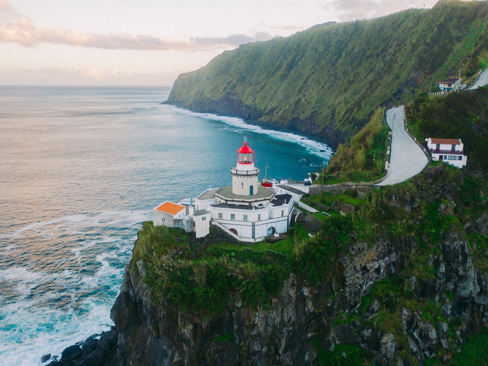 Farol do Arnel, na costa de São Miguel, ao amanhecer
